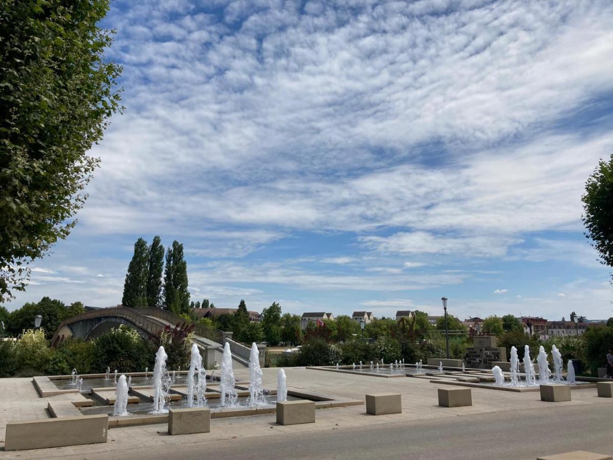 Et Au Pied Coule Une Riviere, Situation Et Vue Ideales Auxerre Exterior photo